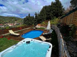 Ampelos Cretan Villa - Private Pool & Heated Ozone Jacuzzi，位于Gerolakkos的酒店