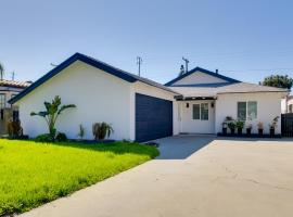 Pico Rivera Home with Patio about 20 Mi to Disney!，位于皮科里韦拉的酒店