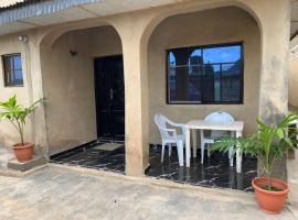 New Bungalow 2 Bed House in Adewumi, Off Olodo rd Ibadan，位于伊巴丹的乡村别墅