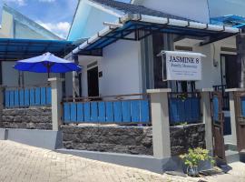 JASMINE 8 Family HomeStay，位于Sumberrejo的酒店