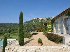 In Gordes, facing the entire Luberon Park a beautiful 5 bedrooms house