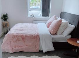 Shared Modern Apartment Double Bedroom With Attached Bath，位于曼彻斯特艾治尼公园球场附近的酒店
