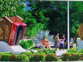 HOTEL BOUTIQUE SONNE BALOP Valledupar，位于巴耶杜帕尔的带停车场的酒店