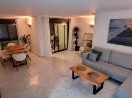 Luxury apartment in the heart of Moraira & 200mtrs from the sea，位于莫莱拉的公寓