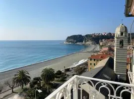 Attico Fronte Mare nel Borgo di Celle Ligure