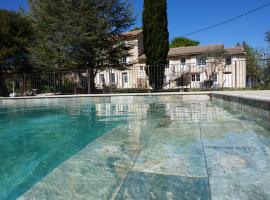 Mas de la Roule, 4 studios, piscine chauffée, studio SPA, parc 2 ha, Pont d'Avignon à pied，位于阿维尼翁的Spa酒店