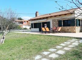 Detached House in Pefkochori with Garden