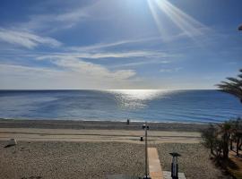 Primera linea de Playa a 10 min Estepona，位于圣路易斯·德·萨比尼尔的酒店