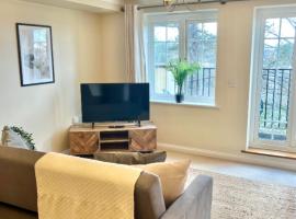 2 Bed Serviced Apartment with Balcony, Free Parking, Wifi & Netflix in Basingstoke，位于贝辛斯托克的酒店