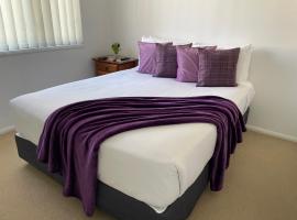 BLK Stays Guest House Deluxe Units Caboolture South，位于卡布尔彻的酒店