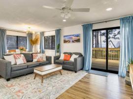 Woodsy Retreat, steps to Bay - Hot tub!，位于微风湾的酒店