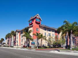 洛杉矶拉克斯曼哈顿海滩镇广场套房酒店，位于霍桑的酒店