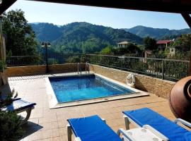 The Love Holiday House，位于Tris Elies的酒店