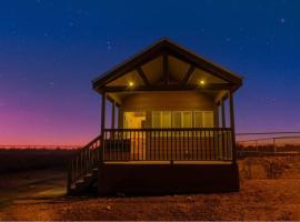 037 Tiny Home nr Grand Canyon South Rim Sleeps 8，位于瓦莱的小屋