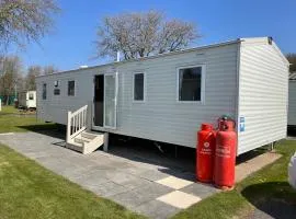 Caravan - Sleeps up to 8 & Free parking