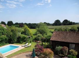 Countryside cottage with pool，位于High Halden的度假屋