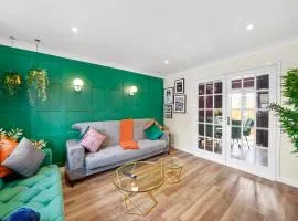 Designer House in Bristol - Hot Tub - Sleeps 10