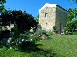 Villa Venetico stone retreat with garden，位于Faneroméni的别墅