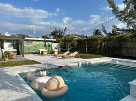 Jungle Cottage with luxury pool, hot tub and more!，位于沃思湖Palm Beach Institute of Contemporary Art附近的酒店
