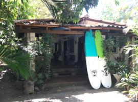 Punta Roca Surf House，位于El Majahual的山林小屋