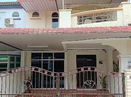 HELLO HOMESTAY，位于Nibung Tebal的酒店