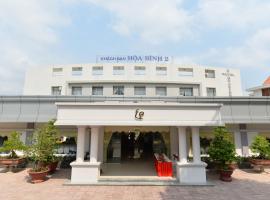 Nhà Hàng Khách Sạn Hòa Bình 2，位于龙川市的酒店
