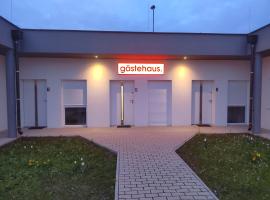 gästehaus-bernstein，位于Marchegg城堡院子里附近的酒店