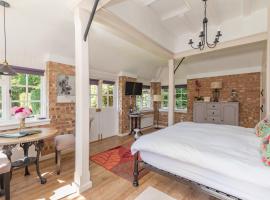Old Mill Lodge by Huluki Sussex Stays，位于Hurstpierpoint的度假屋