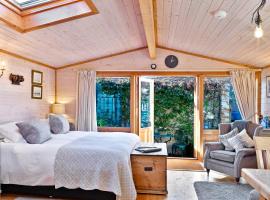 The Lodge - Luxury Lodge with Super King Size Bed, Kitchen & Shower Room，位于Hurstpierpoint的公寓