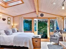 The Lodge - Luxury Lodge with Super King Size Bed, Kitchen & Shower Room