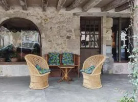 Sous les arcades de Fourcès-Jolie maison médiévale