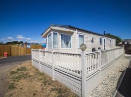 6 Berth Caravan With Decking And Wifi At Suffolk Sands Holiday Park Ref 45082c，位于费利克斯托的酒店