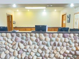 Duluth Inn & Suites Near Spirit Mountain，位于德卢斯的酒店