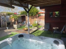 Drents Genieten - Ericaheide met privé sauna en jacuzzi，位于Erm的家庭/亲子酒店