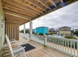 Emerald Isle Getaway with Decks and Beach Views!，位于翡翠岛的酒店