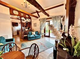 Detached ONE LEVEL stone barn (Rowan Cottage)，位于Llangwm-isaf的酒店