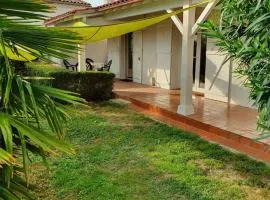 maison avec jardin dans jolie cité proche océan