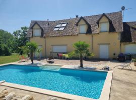 Villa avec piscine, jacuzzi et vue imprenable !，位于Herry的度假屋