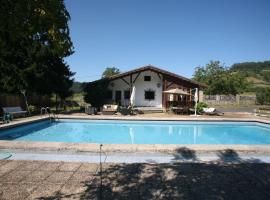 Chalet con piscina en Peón "Los Tres Robles"，位于Peón的度假屋