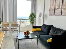 Sea view apartment on the beach，位于巴特亚姆的酒店