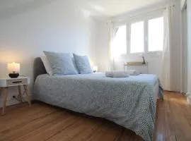 Lacolline-ponthebert,com - Appartement Entier Rénové -Grand Parking gratuit, Tout équipé, Confortable, Netflix et Amazon Prime Gratuits et Illimités, Matelas Emma, Lave Linge, Vue sur la Vallée, RDC