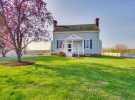 Idyllic Appomattox Home with Porch and Rocking Chairs!，位于Appomattox的酒店
