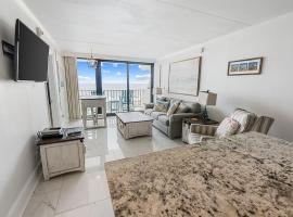 Island Winds East 308 by ALBVR - Beautifully renovated beachfront condo & steps away from Hangout & more!，位于格尔夫海岸的酒店