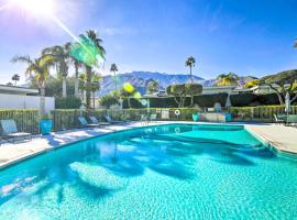 Chic Palm Springs Condo with Pool, Patio and Fire Pit，位于棕榈泉的酒店