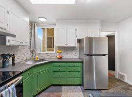 Stylish Green & Gold 2BR / 1Bath Apartment in SFO，位于南旧金山的酒店