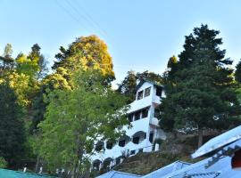 Kumaon Roop Resort Near Neem Karoli Temple，位于奈尼塔尔的酒店