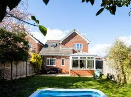 Chichester retreat house with free parking