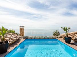 Villa con Infinity pool，位于罗列特海岸的乡村别墅