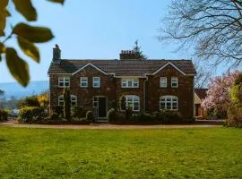 Beautiful 5 bedroom house with hot tub & fire pit