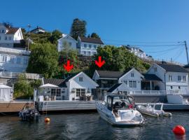 Luxurious Boathouse with Private Dock in the Best Location in Arendal，位于阿伦达尔的酒店